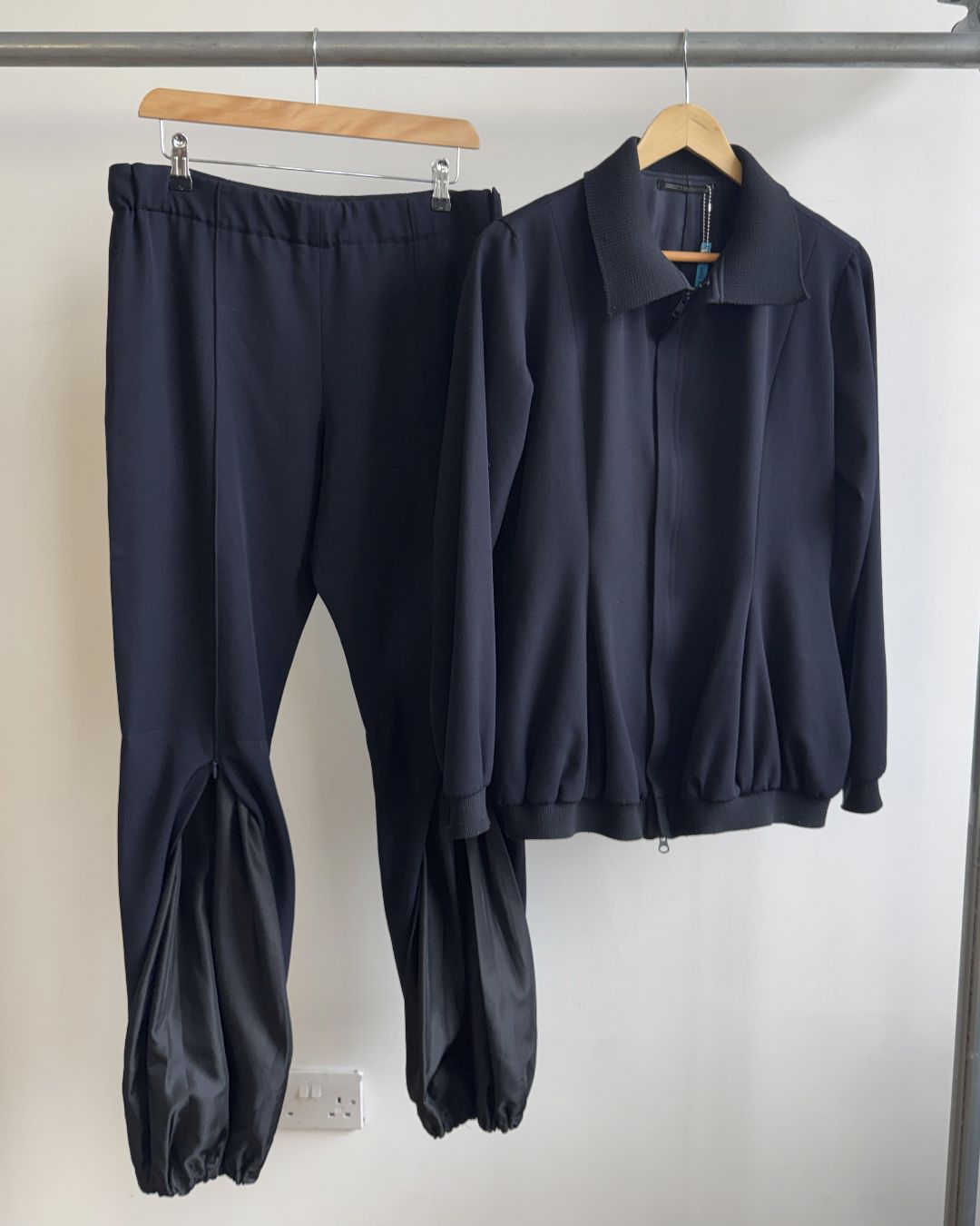 22b40695-f84b-46f7-858b-7cd2bae6a8d9